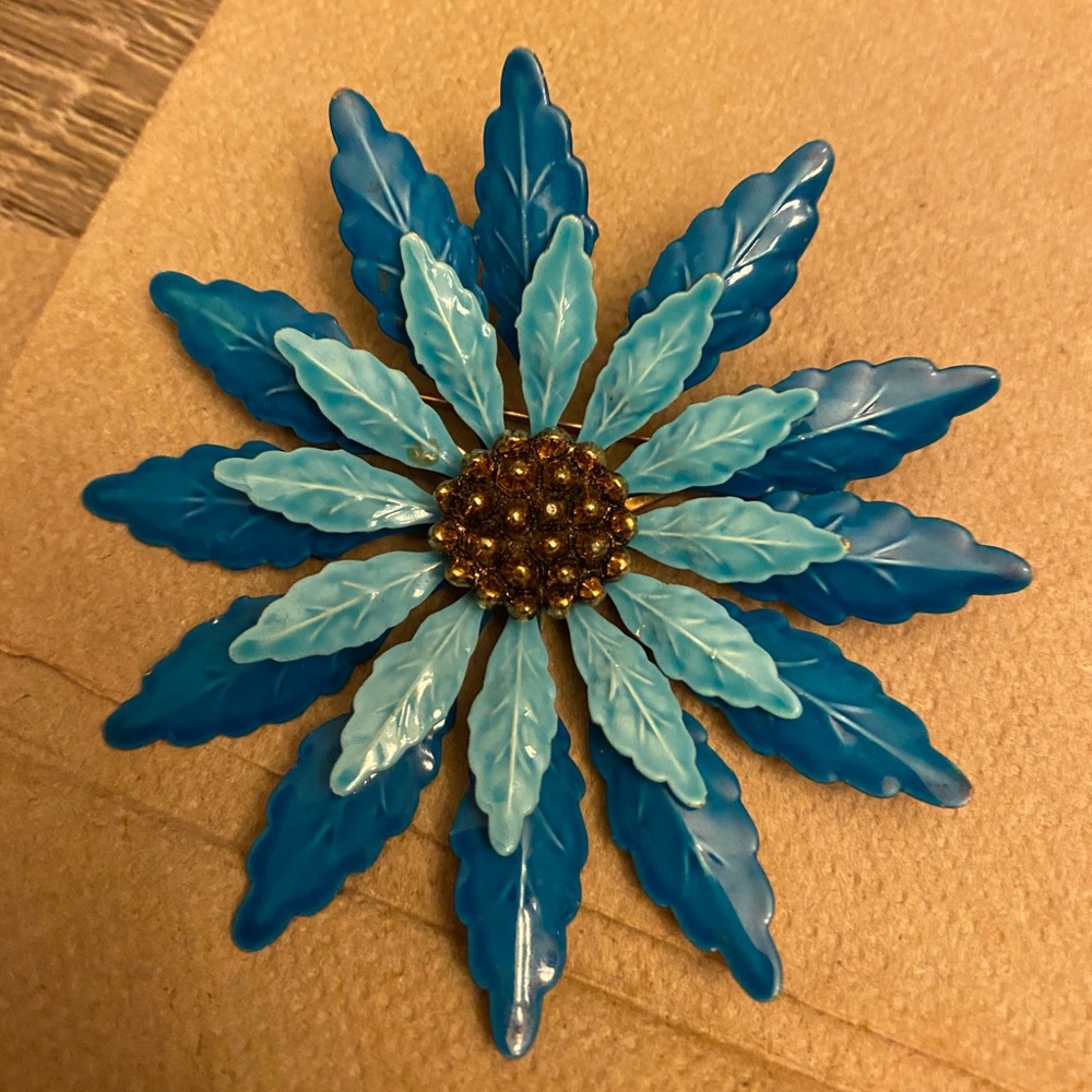 Beautiful vintage broach